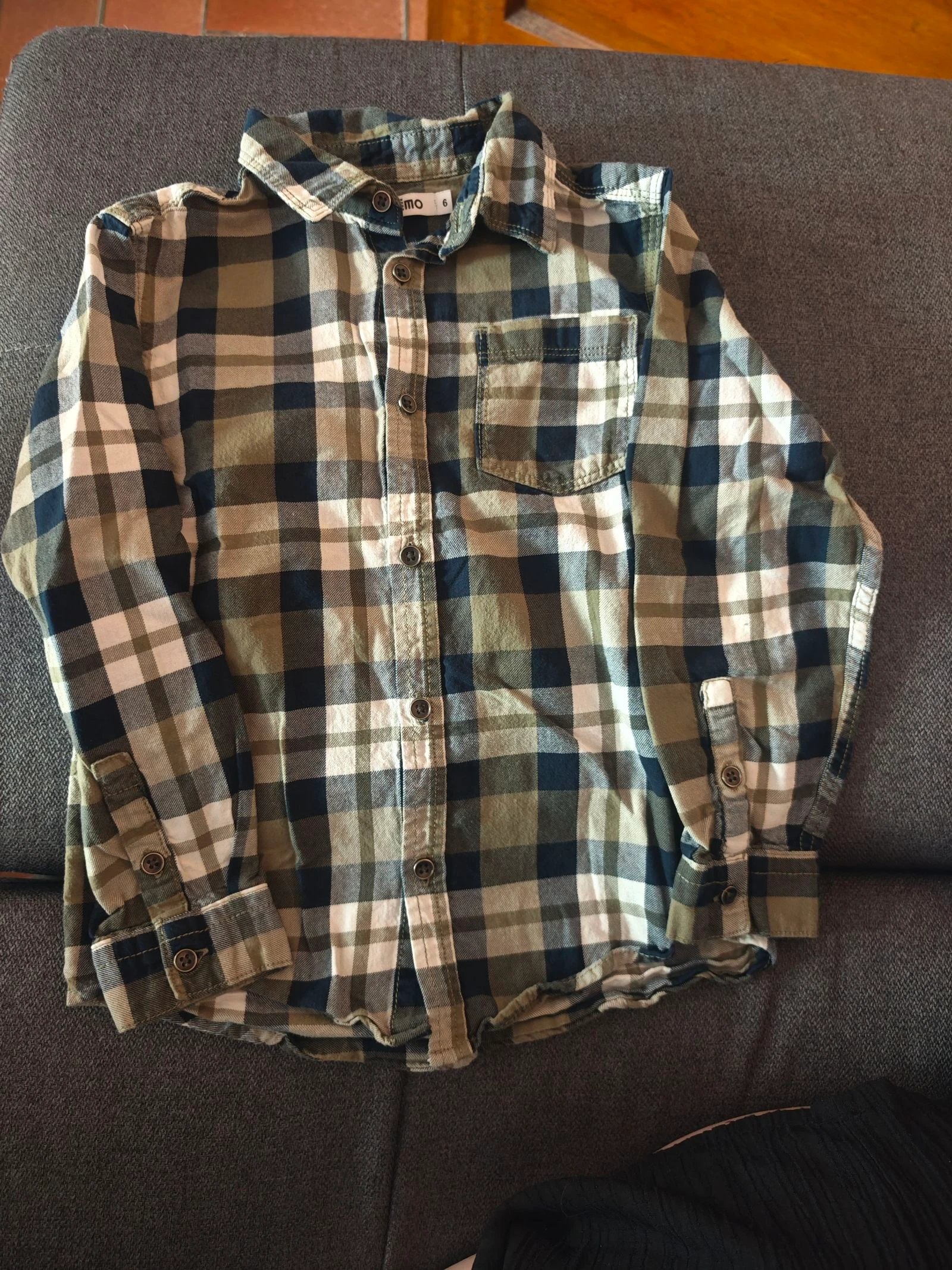 Chemise manche longue dans les tons vert taille 6 ans